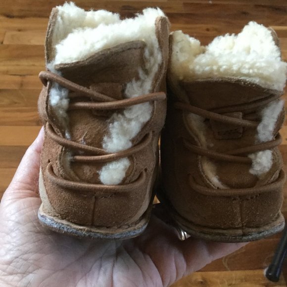 Baby Ugg size Small  lined have a few scuffs but in good used condition - Picture 4 of 4
